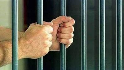 حبس المتهم بقتل صديقه السائق لسرقة أمواله بالقليوبية.. والجاني يمثل طريقة تنفيذ الجريمة