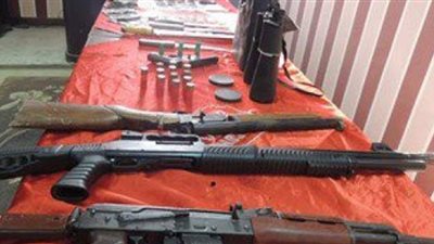 حبس عاطل متهم بحيازة أسلحة نارية وبيضاء في الجيزة