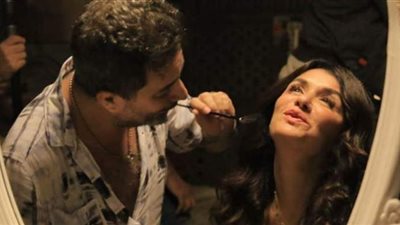 هادي الباجوري يفاجئ الجمهور بوضع الماكياج لـ