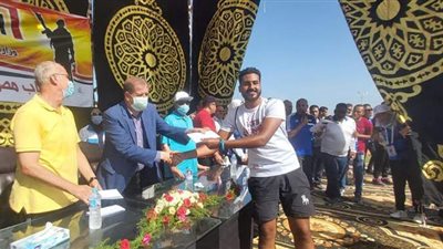 توزيع جوائز على الشباب الفائزين بماراثون الدراجات في كفر الشيخ | صور