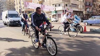 محافظ البحيرة يشارك ٣٠٠ شاب في ماراثون للدراجات بدمنهور