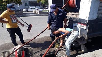 إنشاء بلوعات جديدة للأمطار بأماكن تجمعات المياه بمناخ بورسعيد | صور