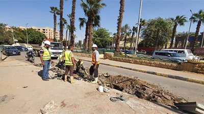 تمهيدًا لرصفه.. إزالة طبقة الأسفلت المتهالك بشارع سقارة | صور