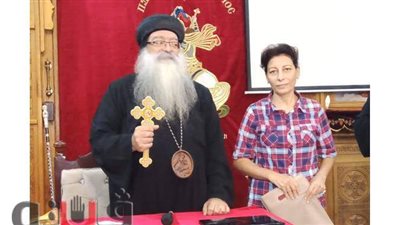 أسقف دشنا يوزع هدايا المسابقة المسيحية علي الأوائل| صور