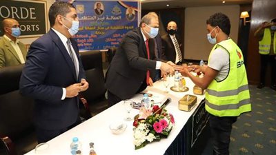 وزير القوى العاملة يسلم 250 شهادة 