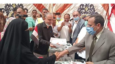محافظ شمال سيناء يفتتح مسجدا ويوزع عقود وحدات سكنية بالعريش | صور