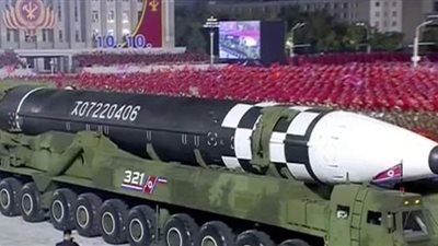 كوريا الشمالية تكشف عن صواريخ باليستية جديدة في عرض عسكري