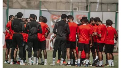 موسيماني يحاضر لاعبي الأهلي استعدادًا لمواجهة بيراميدز