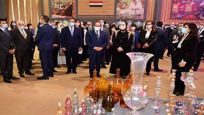 السيسي يفتتح معرض تراثنا.. يلتقي عددا من العارضين وأصحاب المشروعات.. ويشجعهم على التوسع وزيادة الإنتاج لتوفير فرص عمل جديدة