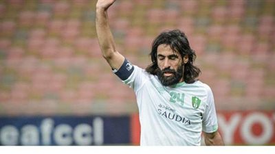 قائد الأهلي السعودي يقرر إعتزال كرة القدم
