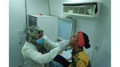 قافلة حياة كريمة توقع الكشف الطبي على 387 مواطنًا بقرية عدن في الوادي الجديد