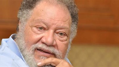 يحيى الفخراني عن إمكانية مشاركته في أدوار رومانسية:  مقدرش أبوس تاني | فيديو