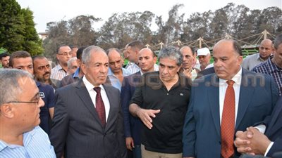 بالصور.. وزير البيئة ومحافظ الدقهلية يتفقدان المعدات الجديدة لكبس قش الأرز