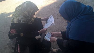 بالصور.. أولياء الأمور يستعينون بالقرآن والدعاء في انتظار بناتهم بالهرم