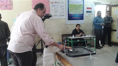 الأطفال يشاركون آباءهم الاقتراع بانتخابات الرئاسة (صور)