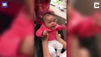 بالفيديو والصور.. طفلة تصاب بالذهول لحظة سماع صوت والدتها لأول مرة