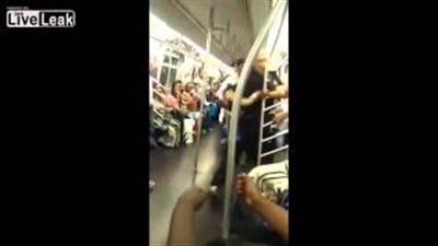 بالفيديو.. رجل يركل أصم على وجهه داخل مترو الانفاق