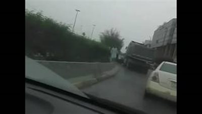 بالفيديو.. سائق شاحنة يعتدي على سيارة عائلة ويجرها بطريقة مروعة