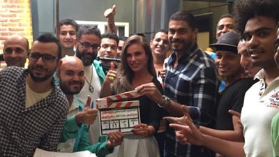 بالصور.. نيكول سابا تحتفل مع فريق عمل «ولاد تسعة»