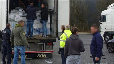 شرطة ألمانيا تنقذ لاجئين عراقيين اختبأوا داخل شاحنة تبريد