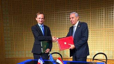 وزير التجارة يوقع اتفاق تعاون مع فرنسا لتعزيز التعاون المشترك