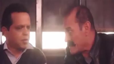 محمد هنيدي يعيد إفيه «يوم ورا يوم» في أرض النفاق (فيديو)