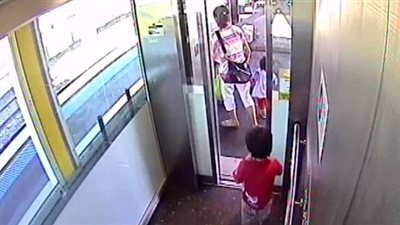 بالفيديو والصور.. بطولة أم تقفز على مسار قطار لإنقاذ طفلها من الدهس