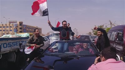 حكيم يشعل حماس أهالي الشيخ زايد أثناء المشاركة في الانتخابات (صور)