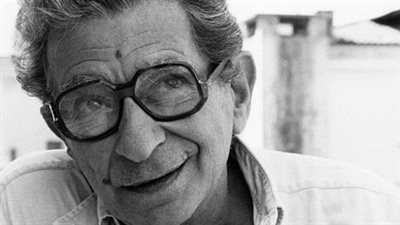 يوسف شاهين يطالب بإنقاذ الفيلم المصري من المنافسة الأمريكية