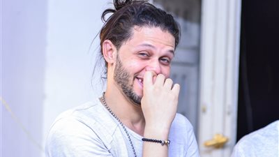 جلسة تصوير لـ«عبدالسلام» بعد عودته من دبي (صور)