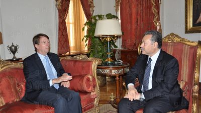 وزير التعليم يلتقي ممثل شركة مايكروسوفت