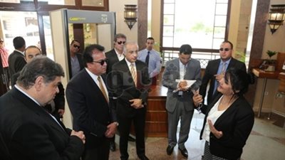 بالصور.. وزير التعليم العالي يتفقد مقر الجامعة الأمريكية بالقاهرة الجديدة