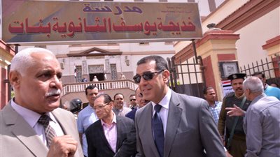 محافظ أسيوط يدلي بصوته بلجنة الوافدين بمدرسة خديجة يوسف