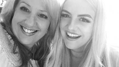 بالصور.. امرأة وابنتها تشعلان مواقع التواصل«فولة وانقسمت نصين»