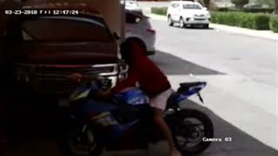لحظة سرقة لص دراجة نارية من أمام منزل صاحبها (فيديو)