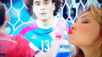 ماريا مرسيدس تطبع قبلة على شاشة التليفزيون بسبب حارس المكسيك