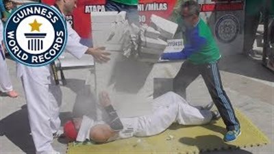 بالفيديو.. تركي يحطم 16 حجر بناء على صدره في ثوان