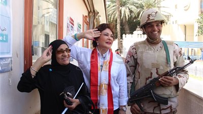 لبلبة تدلي بصوتها وتقبل بطاقة الانتخاب (صور)