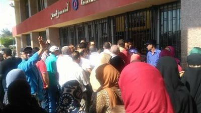 تجمهر العشرات من مستحقي شقق الزواج الحديث أمام محافظة السويس
