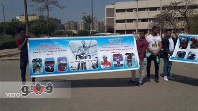 بالصور.. وقفة احتجاجية لأسرة لاعب منتخب الدراجات المتوفى