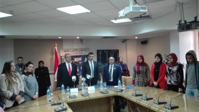 خالد القاضي يهدي أول نسخة لكتاب «الوعي الانتخابي» للسيسي