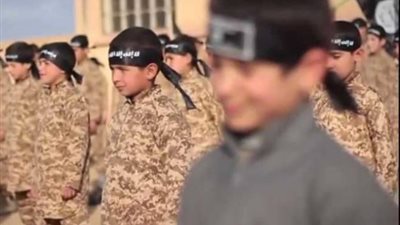 جعلته مجرما.. قصة طفل دفعته أمه لصفوف داعش بسبب علاقة حب