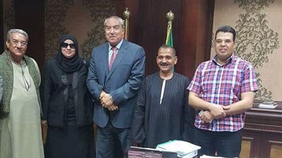 محافظ المنيا يناقش مشكلات توريد القمح من المزارعين