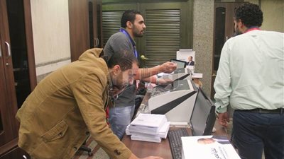 لجنة طلبات الترشح تفحص إقرارات تأييد السيسي بماسح ضوئي