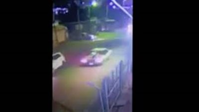 بالفيديو.. رد فعل صادم لسائق سيارة يدهس شابا بالرياض