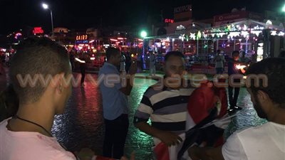 محافظ جنوب سيناء يلتقط «سيلفي» مع المواطنين احتفالا بـ30 يونيو