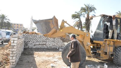 محافظ سوهاج يقود حملة لإزالة 18 تعديا بقرية أولاد نصير(صور)