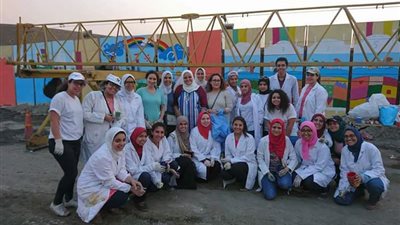 بالصور.. طلاب حلوان يجملون أسوار مستشفى 57 بـ«فرشاة وألوان»