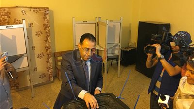 وزير الإسكان يدلي بصوته في الثانوية بنين بالشيخ زايد