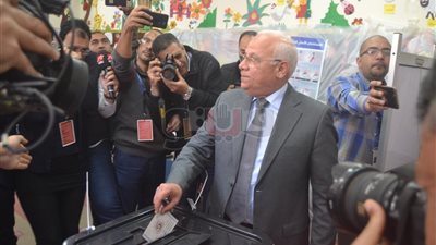 محافظ بورسعيد يدلي بصوته الانتخابي (فيديو)